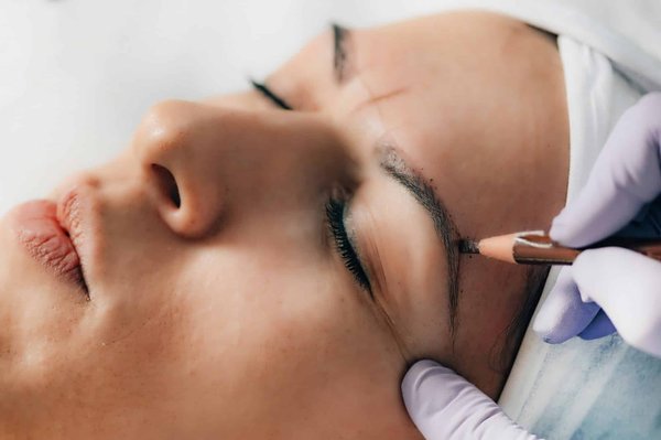 Quelle est la différence entre le microblading et le tatouage des sourcils et lequel choisir ?