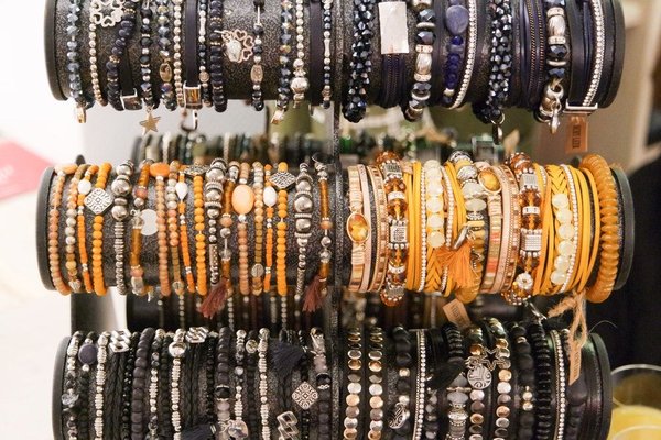 Quels types de bracelets joncs conviennent pour une tenue décontractée du weekend?
