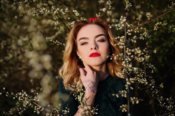 Quelles techniques pour porter des accessoires en soie dans un ensemble professionnel ?